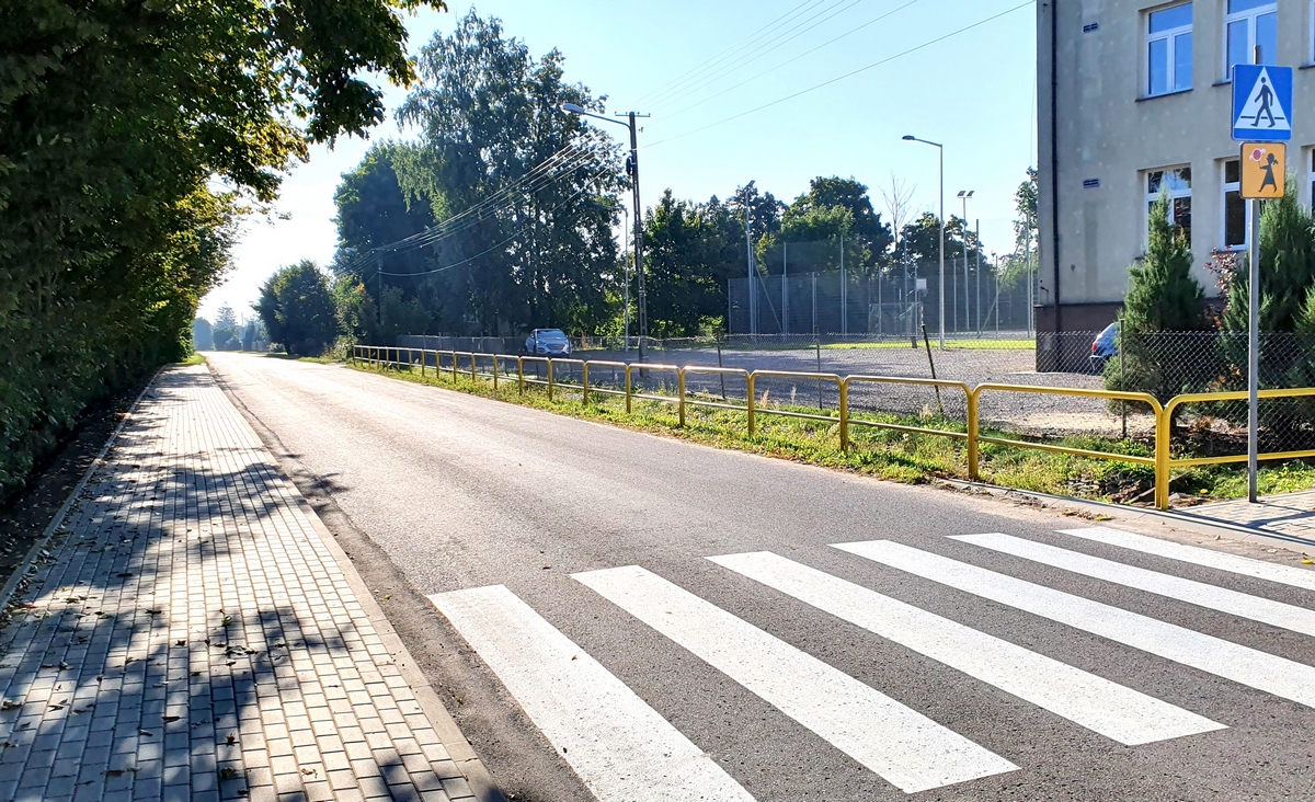Na zdjęciu fragment przebudowanego chodnika oraz przejście dla pieszych na ul. Szkolnej w Giecznie