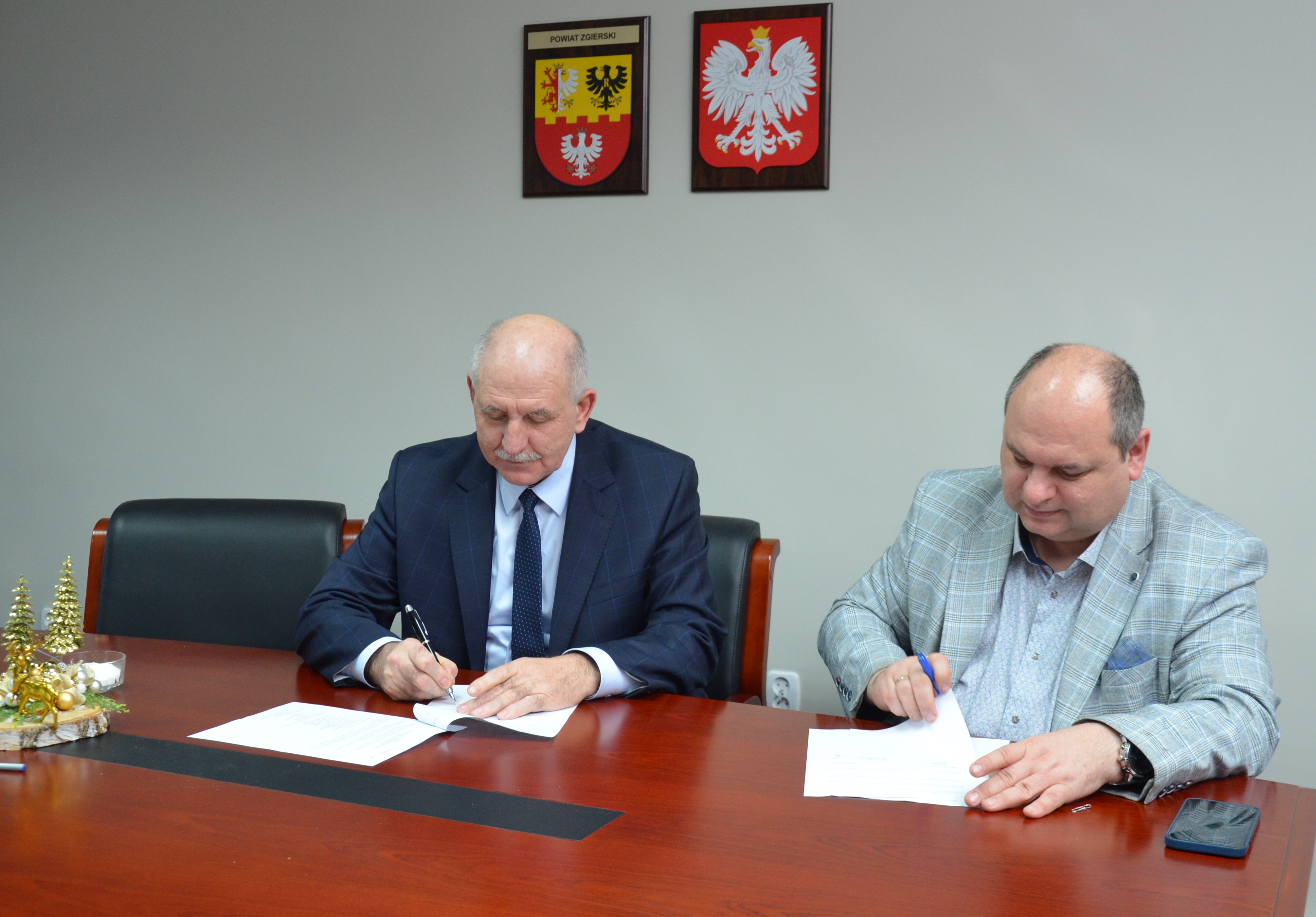 Podpisanie dokumentów przez Starostę Zgierskiego i dyrektora szkoły. 
