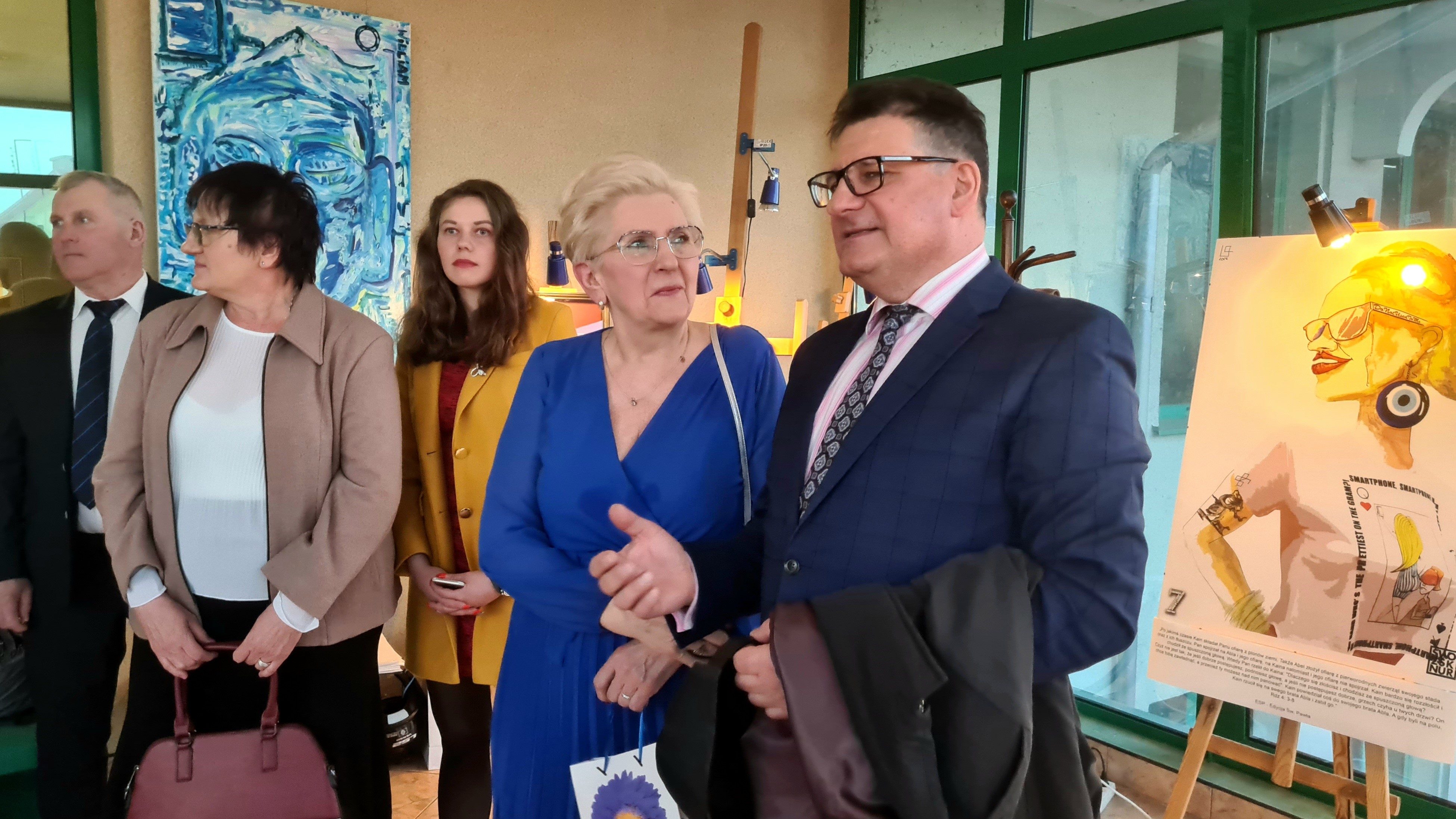 Na zdjęciu m.in. Wojciech Brzeski z Zarządu powiatu Zgierskiego i mama artysty Kamila Sznurkowskiego, ktorej zadedykował wystawę. 