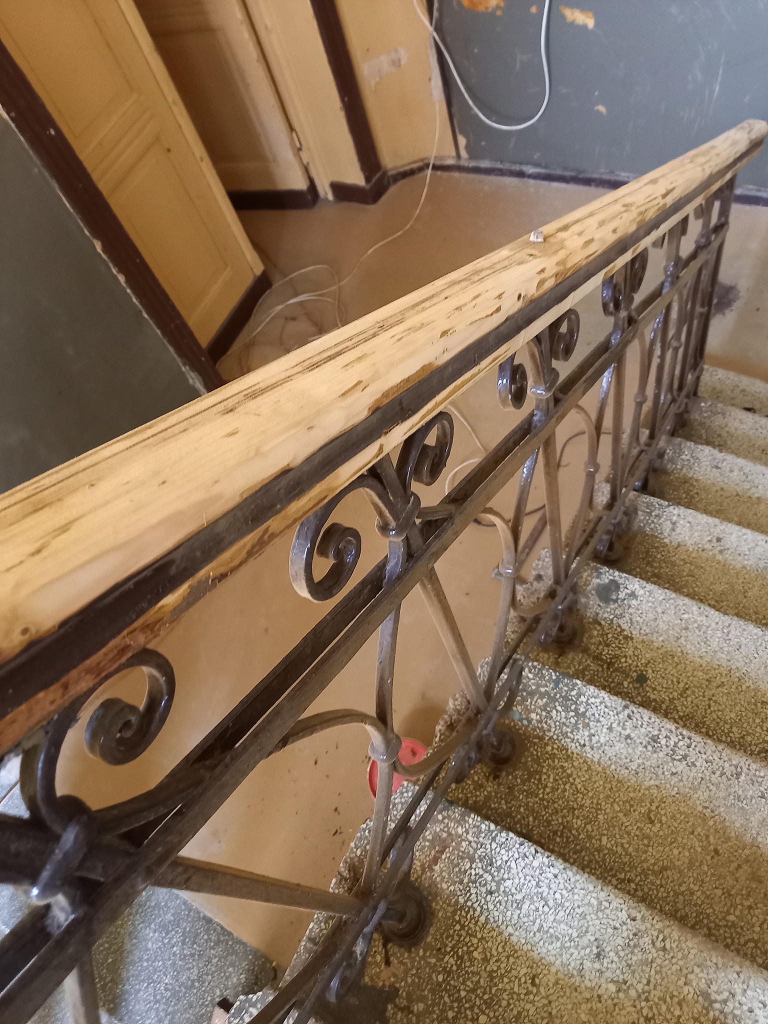 Odnawianie drewnianej poręczy na klatce schodowej