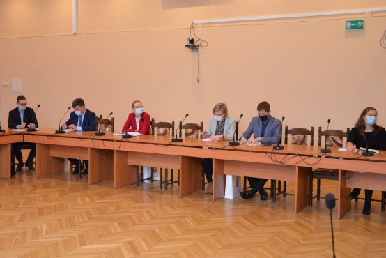 Uczestnicy spotkania, w tym: burmistrz Głowna Grzegorz Janeczek i zastępca wójta gm. Głowno Maciej Olejniczak.  