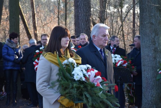 Władze gminy Zgierz podczas uroczystości w Lesie Lućmierskim.