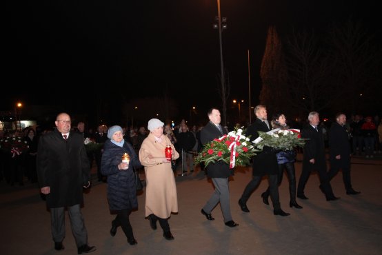 Delegacja rodzin ofiar, władz wojewódzkich i miasta Zgierza podczas obchodów na Placu Stu Straconych w Zgierzu.