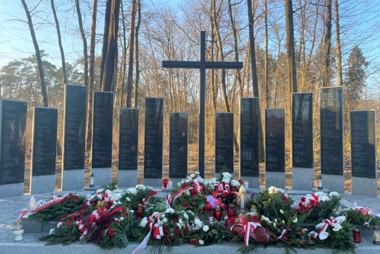 Nowo powstały pomnik ku czci ofiar w Lesie Lućmierskim.