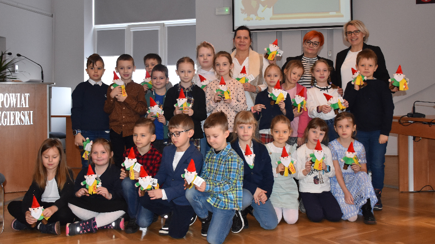 Zdjęcie grupowe uczestników Akademii Małego Urzędnika wraz z opiekunami i prowadzącymi. 