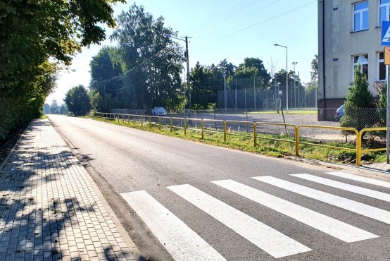 Na zdjęciu fragment przebudowanego chodnika oraz przejście dla pieszych na ul. Szkolnej w Giecznie
