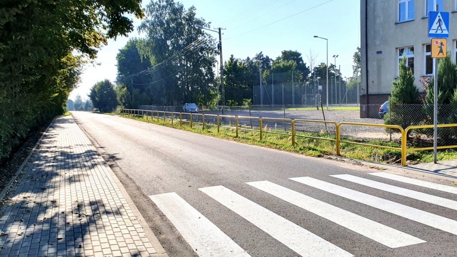 Na zdjęciu fragment przebudowanego chodnika oraz przejście dla pieszych na ul. Szkolnej w Giecznie
