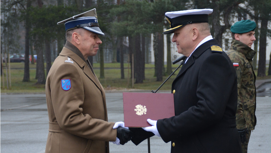 Nowy komendant przyjmuje nominację na stanowisko. 