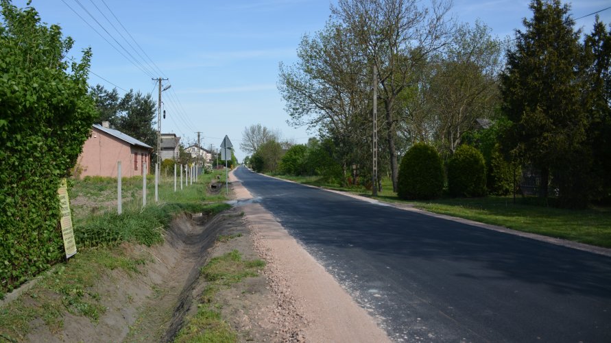 Droga w Boczkach Domaradzkich z nową nawierzchnią