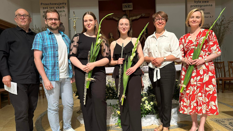 Zdjęcie artystek z organizatorami festiwalu na scenie