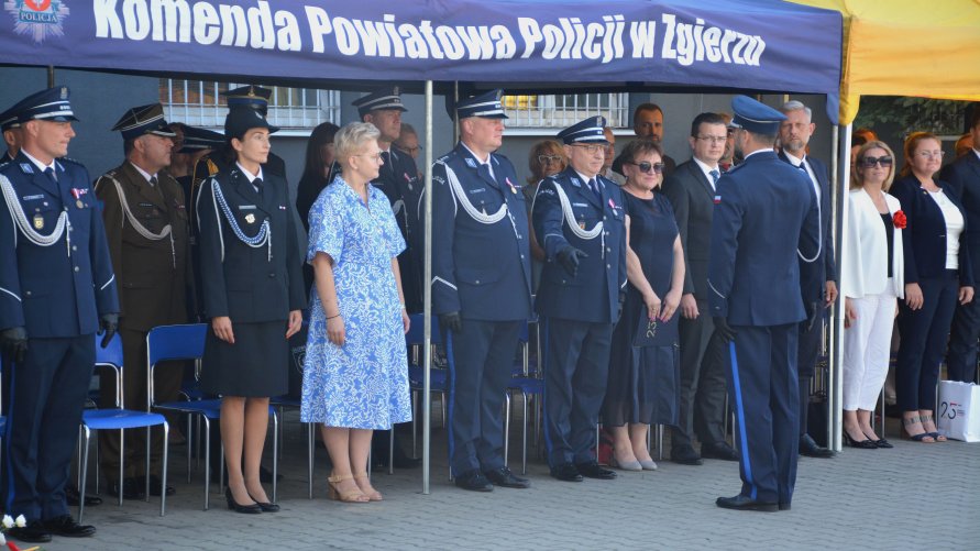 Uroczysty apel na terenie KPP w Zgierzu