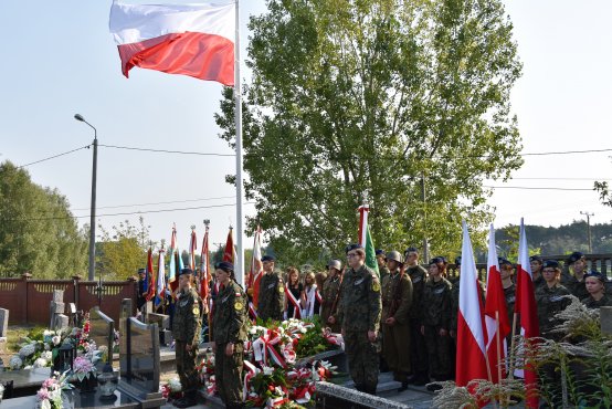 Uroczystość na cmentarzu w Strykowie