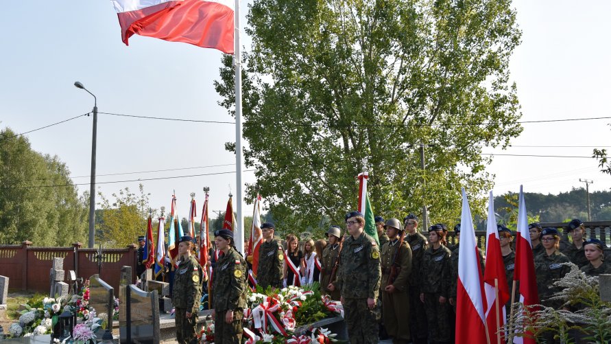 Uroczystość na cmentarzu w Strykowie