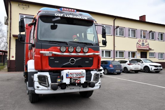 Nowy samochód OSP Lubianków zaparkowany przed strażnicą.