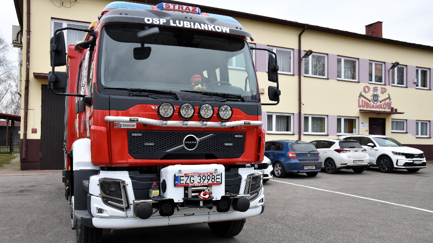 Nowy samochód OSP Lubianków zaparkowany przed strażnicą.