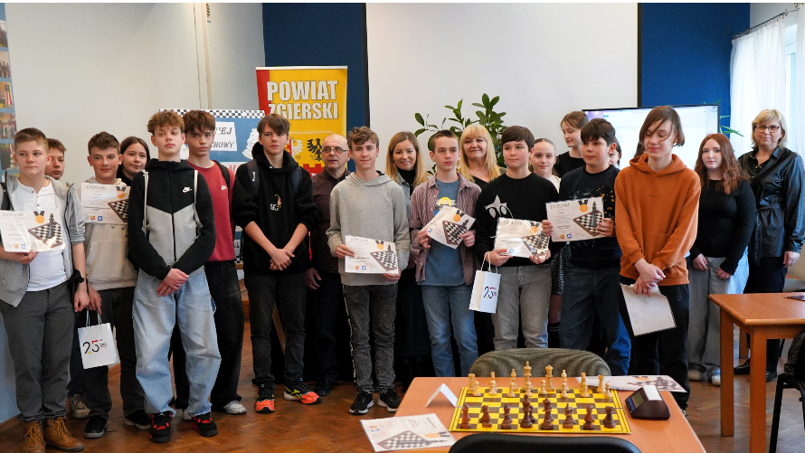 Zdjęcie grupowe uczestników i organizatorów turnieju