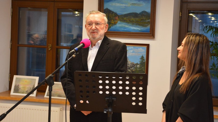 Artysta z dyrektor MDK w Zgierzu w trakcie otwarcia wystawy.
