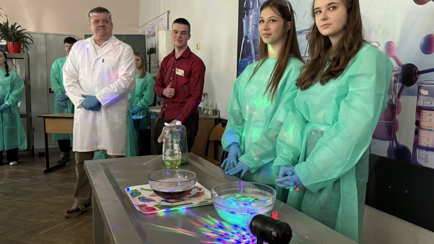 Uczniowie przeprowadzają eksperyment chemiczny