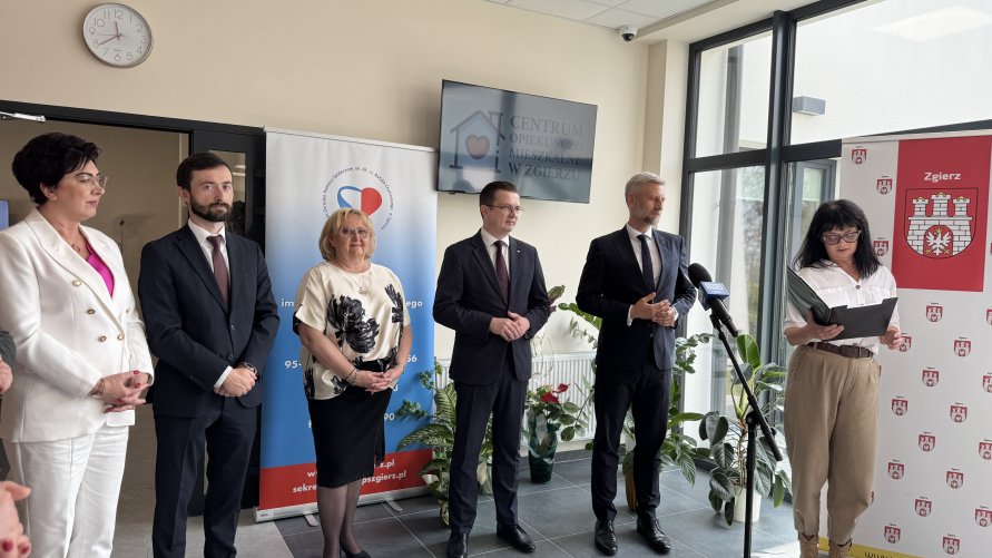 Zbiorowe ujęcie osób dokonujących otwarcia centrum
