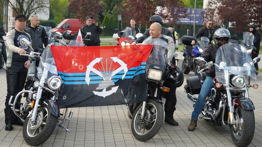Motocykliści w hołdzie poległym żołnierzom i funkcjonariuszom