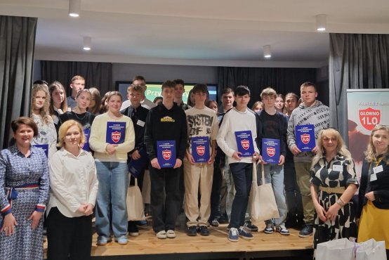 Grupowe zdjęcie laureatów i uczestników
