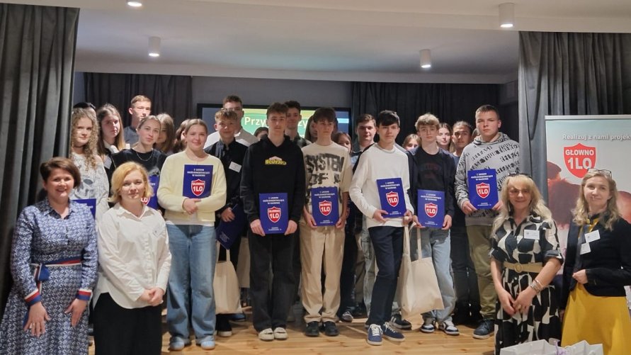 Grupowe zdjęcie laureatów i uczestników