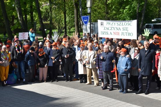 Grupowe zdjęcie uczestników zgierskich obchodów Dnia Godności
