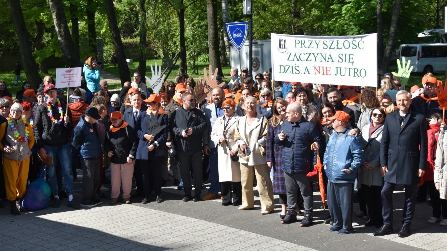 Grupowe zdjęcie uczestników zgierskich obchodów Dnia Godności