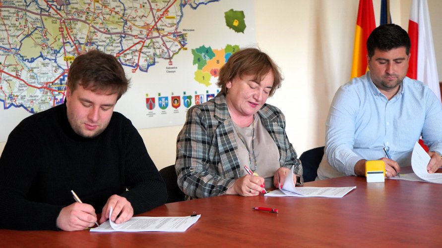 Kolejne inwestycje drogowe w Powiecie Zgierskim. Dziś podpisano umowy na odnowę nawierzchni dwóch ważnych odcinków