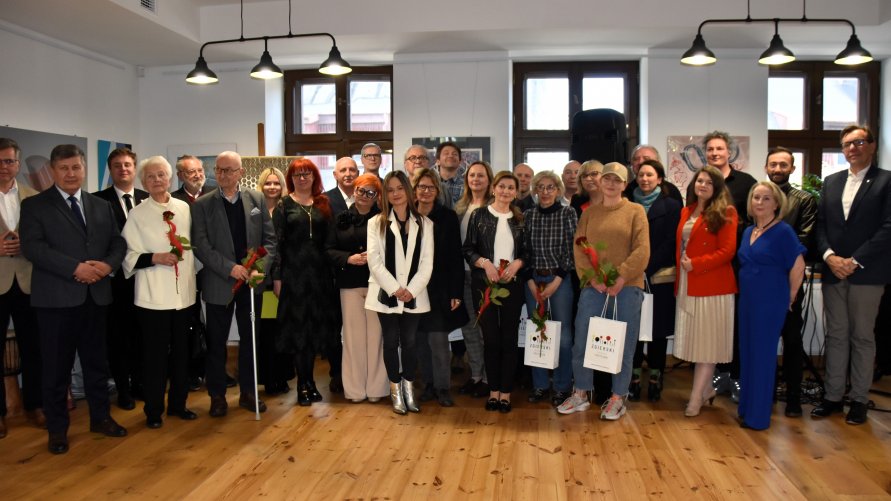 Grupowe zdjęcie uczestników wernisażu
