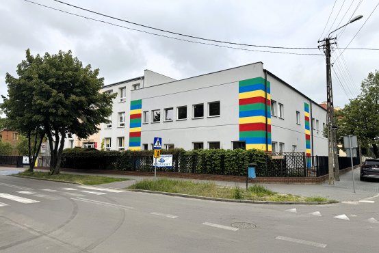 Zdjęcie z zewnątrz na budowaną salę gimnastyczną w Ozorkowie. 