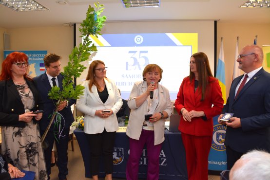 Iwona Dąbek Starosta Zgierski przemawia podczas uroczystej sesji Gminy Zgierz z okazji 35-lecia samorządu terytorialnego