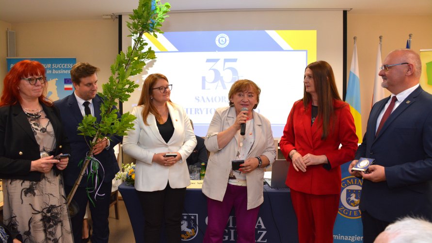 Iwona Dąbek Starosta Zgierski przemawia podczas uroczystej sesji Gminy Zgierz z okazji 35-lecia samorządu terytorialnego