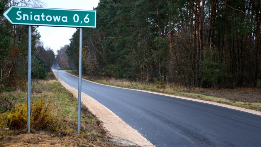 Nowym asfaltem po gminie Parzęczew