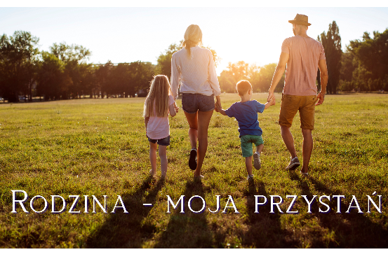 Stockowe zdjęcie 4-osobowej rodziny z napisem Rodzina - moja przystań
