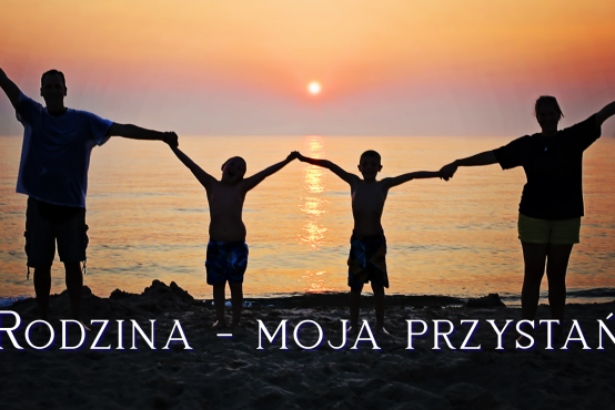 Stockowe zdjęcie rodziny z napisem Rodzina - moja przystań