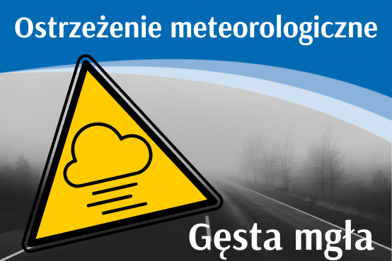 Grafika z ostrzeżeniem o gęstej mgle  - zamglony krajobraz, na którego tle umieszczono żółty  znak ostrzegawczy z chmurą. 