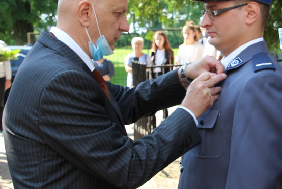 Na zdjęciu Robert Florczak podczas wręczania medalu "Pro Patria"