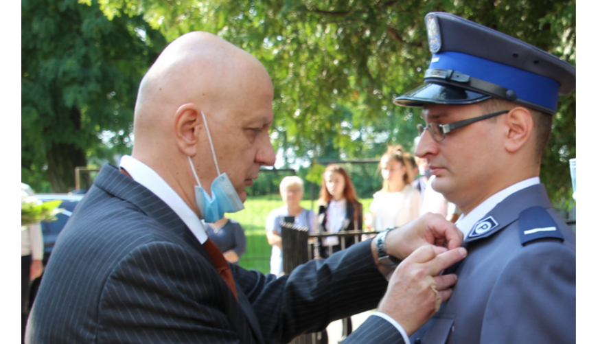 Na zdjęciu Robert Florczak podczas wręczania medalu "Pro Patria"