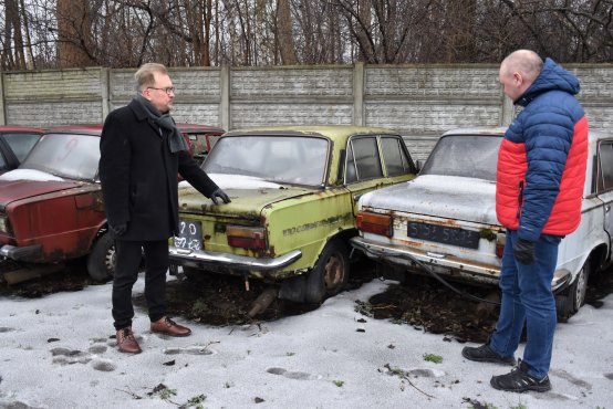 Powiatowa przechowalnia pojazdów w Zgierzu. Na zdjęciu członek Zarządu Powiatu Zgierskiego Karol Maśliński i zastępca naczelnika Wydziału Komunikacji Robert Śniecikowski.