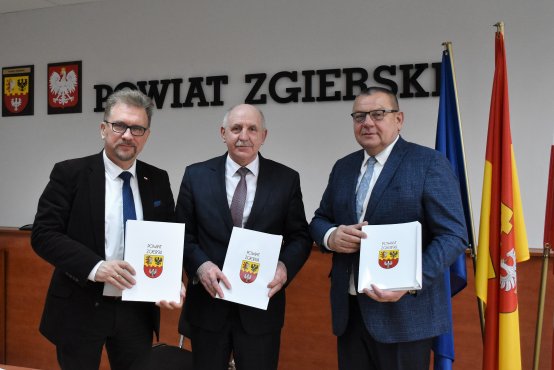 Od lewej: Członek Zarządu Powiatu Zgierskiego Karol Maśliński, Starosta Zgierski Bogdan Jarota i Andrzej Włodarczyk - prezes spółki Włodan po podpisaniu umów. 