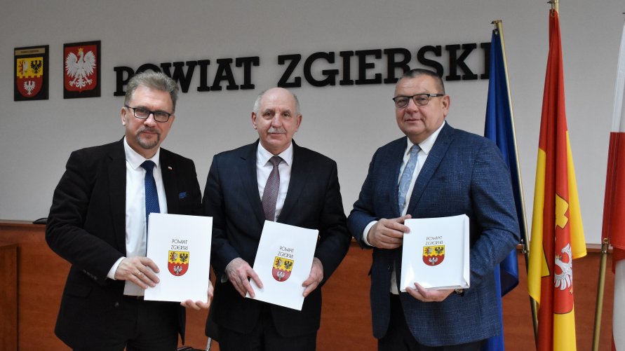 Od lewej: Członek Zarządu Powiatu Zgierskiego Karol Maśliński, Starosta Zgierski Bogdan Jarota i Andrzej Włodarczyk - prezes spółki Włodan po podpisaniu umów. 