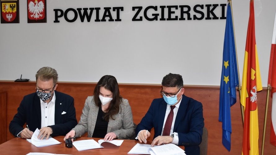 Podpisanie umowy w siedzibie starostwa. Na zdjęciu od lewej: Karol Maśliński - członek Zarządu Powiatu Zgierskiego, Danuta Cybulska - wykonawca, Wojciech Brzeski - członek Zarządu Powiatu Zgierskiego. 