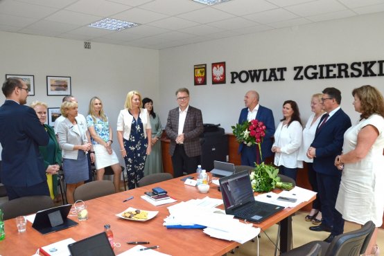 Na zdjęciu Zarząd Powiatu Zgierskiego wraz z pracownikami starostwa.