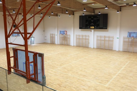 Widok wnętrza nowo wybudowanej hali sportowej w Aleksandrowie Łódzkim. 