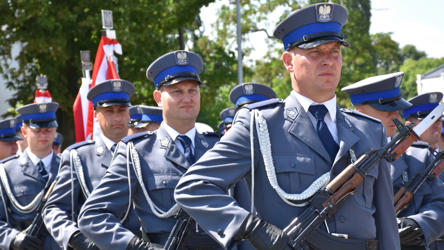 Święto funkcjonariuszy w niebieskich mundurach