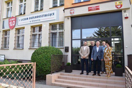 Zdjęcie uczestników spotkania przed budynkiem ILO w Głownie