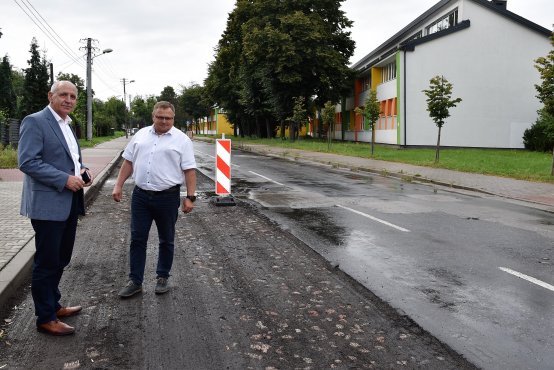 Starosta Zgierski Bogdan Jarota i Maciej Tomaszewski z Wydziału Drogownictwa na przebudowywanej drodze. 