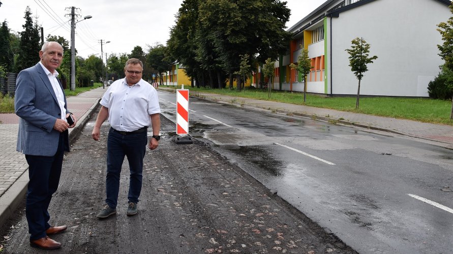 Starosta Zgierski Bogdan Jarota i Maciej Tomaszewski z Wydziału Drogownictwa na przebudowywanej drodze. 