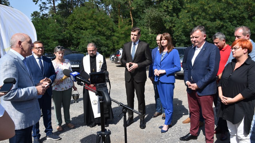 Otwarcie drogi w Grotnikach z udziałem władz powiatu i gości. 